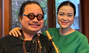 Artist Tran Manh Tuan performs with wife for the first time