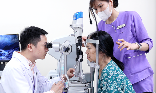 Filamentary keratitis creates 'spikes' in woman's eye