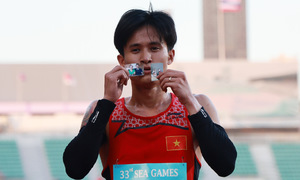 Trung Cuong carries family photos to win SEA Games gold medal