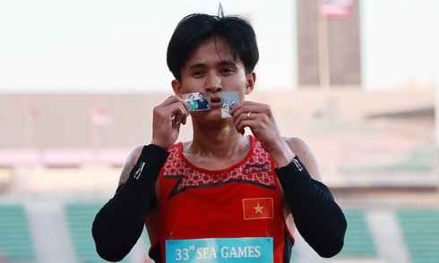 Trung Cuong carries family photos to win SEA Games gold medal