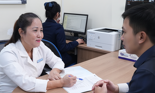 What is neoadjuvant chemotherapy for stomach cancer?