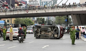 Car causes multi-vehicle accident on Hanoi street