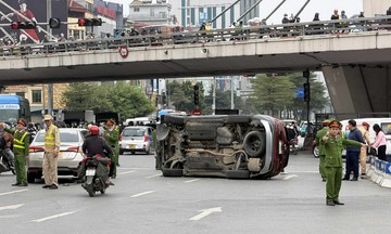 Car causes multi-vehicle accident on Hanoi street