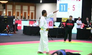 Referee ignores Vietnamese fighter after knockdown