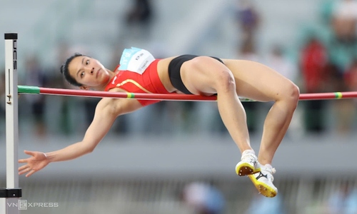 19-year-old Vietnamese athlete high jumps to Asiad championship height
