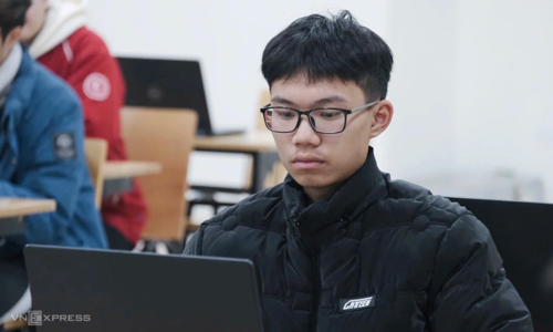 Thousands of 10th and 11th grade students take Hanoi University of Science and Technology's thinking assessment exam