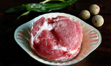 Should you rinse meat after defrosting?