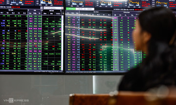 Stocks rally in final minutes of trading session