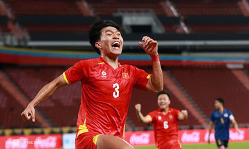 What did coach Kim Sang-sik say to transform Vietnam in the second half?