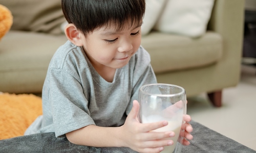 Can children with cow's milk allergy receive vaccines?