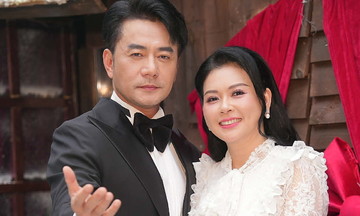 Truong Minh Cuong, Quynh Giang sing 'Sad Christmas Carol'