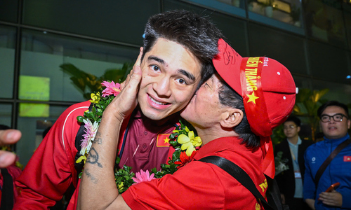 Fans welcome U22 Vietnam home