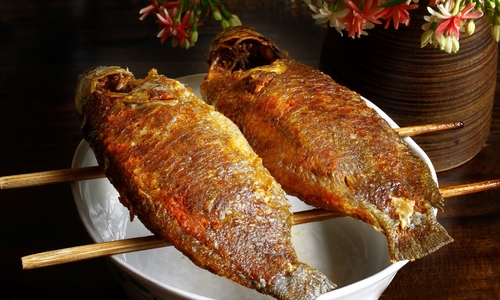 Mistakes that make fried fish fall apart and less crispy