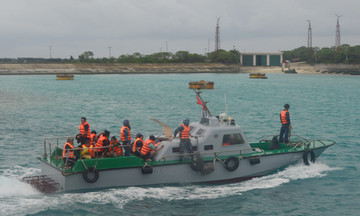 53 fishermen from burning squid fishing boat brought to Song Tu Tay island