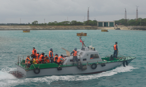 53 fishermen from burning squid fishing boat brought to Song Tu Tay island