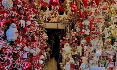 Hanoi coffee shops embrace Christmas spirit