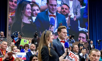 Russian reporter proposes to girlfriend during press conference with President Putin