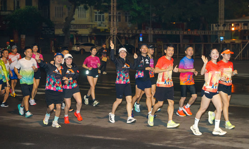 200 runners warm up before VnExpress Marathon Hai Phong