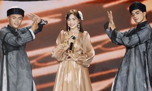 Hoa Minzy electrifies Nguyen Hue Walking Street with 'Bac Bling'