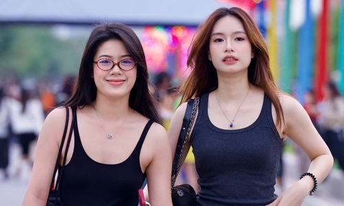 Tens of thousands of spectators flock to 10-hour concert