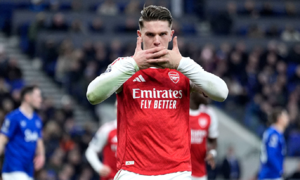 Arsenal reclaims premier league top spot