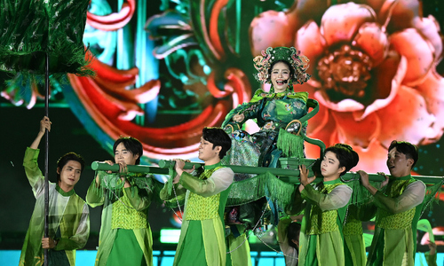 Artists at 'Y-Concert' harmonize with 60,000 audience members