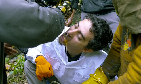 Following 'mad honey' hunters on cliff faces