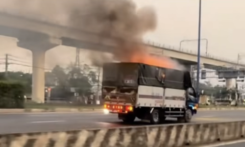 Driver transports burning batteries 3 km to fire station