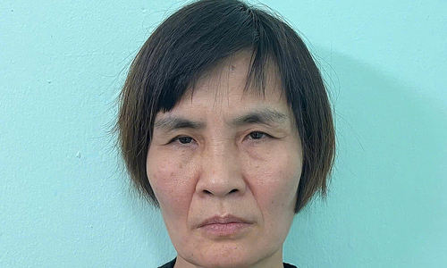 Woman steals package in public, forces student to kneel and beg for its return