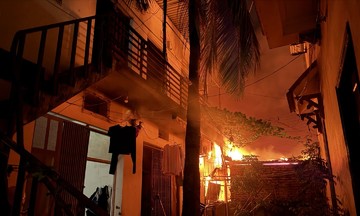 Market fire in Hanoi, many residents evacuated