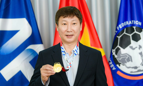 PNJ presents coach Kim Sang Sik a medal made from 33 chi of 24K gold
