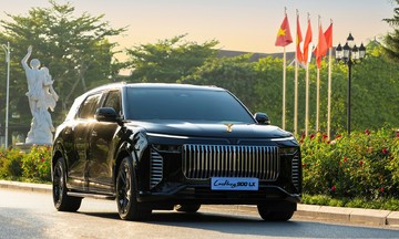 Lac Hong 900 LX - 'presidential' SUV at Vietnam Mobility Show