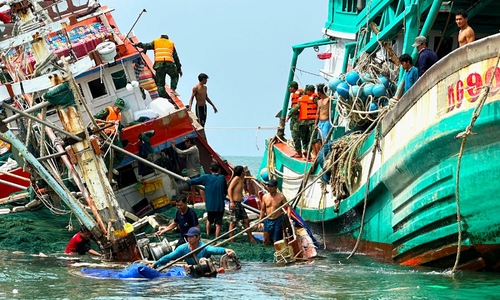 Vessel carrying 13 people hits reef, sinks near Hon Chuoi island