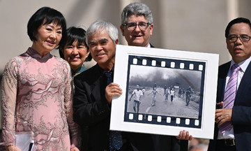 Former AP photo editor speaks out on the photographer of the 'Napalm Girl' picture