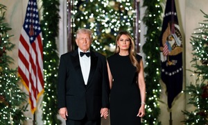 Trump and first lady wear black, appear solemn in Christmas photo