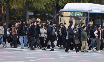 Why are south koreans 'addicted' to wearing black and white clothing?