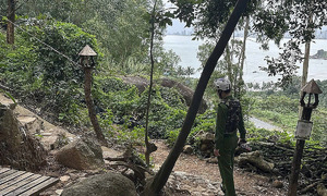 Suspect arrested for stabbing wife on street