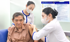 How should individuals frequently bitten by dogs be vaccinated against rabies?