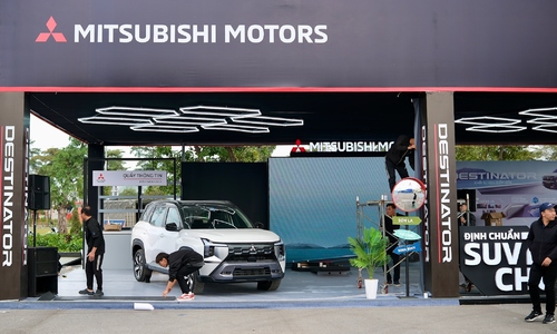 Exhibition booths busy before Vietnam Mobility Show 2025