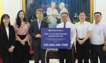 Shinhan Finance contributes 250 million VND to support flood victims