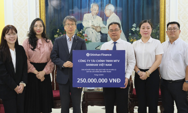 Shinhan Finance contributes 250 million VND to support flood victims