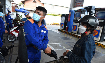 Fuel prices approach 19,000 dong per liter