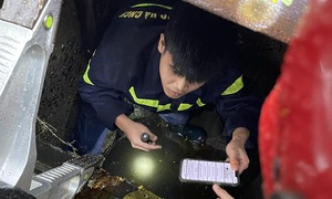 Da Nang police assist foreign tourist in retrieving phone from drain