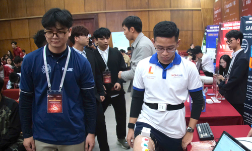 Students develop a stroke rehabilitation system valued at 100 million VND