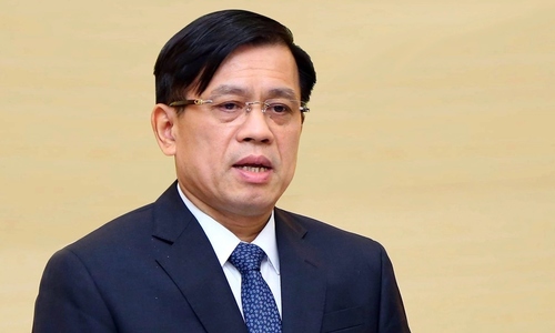 25 envelopes containing over one billion dong and company names seized from former deputy minister's office