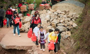 Enterprise brings learning equipment to children in highland areas