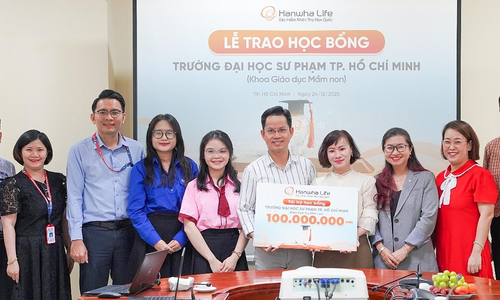Hanwha Life awards 100 million VND in scholarships to Ho Chi Minh City University of Education