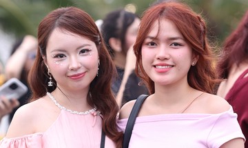 Fans embrace 'bling bling' makeup trend at Anh trai say hi concert