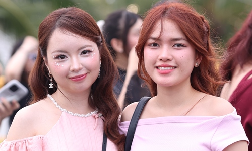 Fans embrace 'bling bling' makeup trend at Anh trai say hi concert