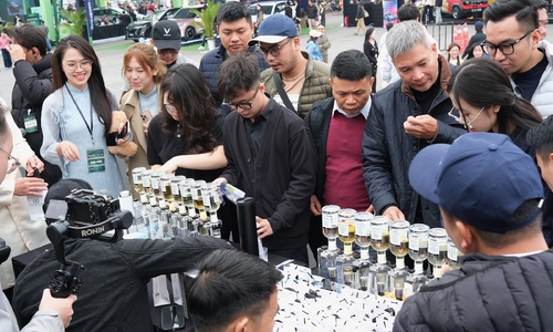 Hundreds of visitors create their own car perfumes at Vietnam Mobility Show 2025